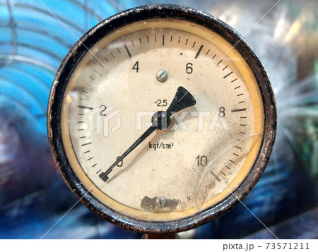 Old vintage rusty psi bar pressure measurement gauge installed on hydraulic equipment Old vintage rusty psi bar pressure measurement gauge installed on hydraulic equipment 73571211