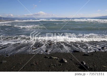 強い波 富士川河口近くの海岸の写真素材