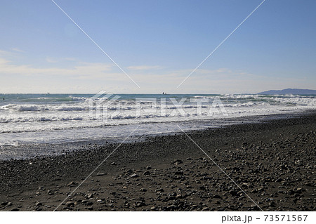 強い波　富士川河口近くの海岸 73571567