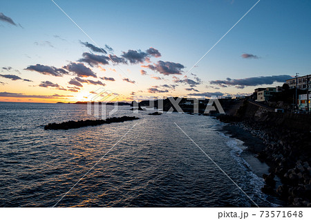 志摩市大王町、灯台付近の海の夕焼け 志摩市大王町、灯台付近の海の夕焼け 73571648