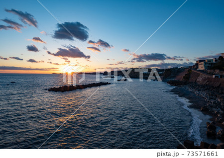 志摩市大王町、灯台付近の海の夕焼け 志摩市大王町、灯台付近の海の夕焼け 73571661