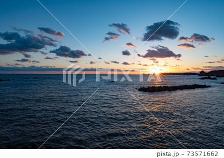 志摩市大王町、灯台付近の海の夕焼け 志摩市大王町、灯台付近の海の夕焼け 73571662
