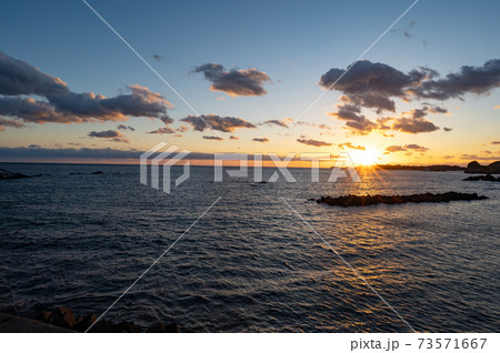 志摩市大王町、灯台付近の海の夕焼け 志摩市大王町、灯台付近の海の夕焼け 73571667