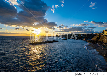 志摩市大王町、灯台付近の海の夕焼け 73571695