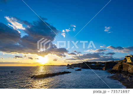 志摩市大王町、灯台付近の海の夕焼け 73571697