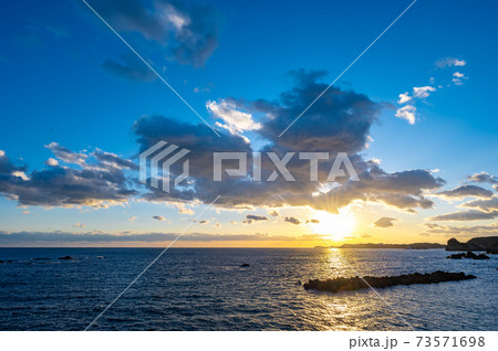 志摩市大王町、灯台付近の海の夕焼け 73571698