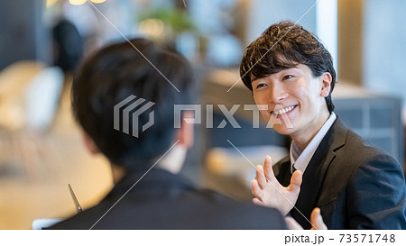 ビジネス　男性　カフェ　面談 73571748