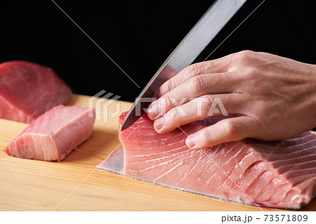マグロを捌く板前 マグロを捌く板前 73571809