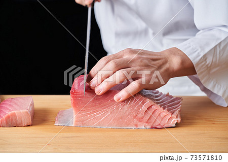 マグロを捌く板前 マグロを捌く板前 73571810