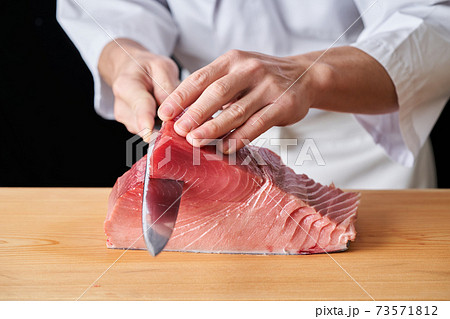 マグロを捌く板前 73571812