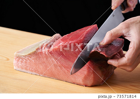 マグロを捌く板前 73571814
