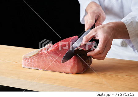 マグロを捌く板前 73571815