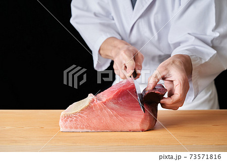 マグロを捌く板前 マグロを捌く板前 73571816