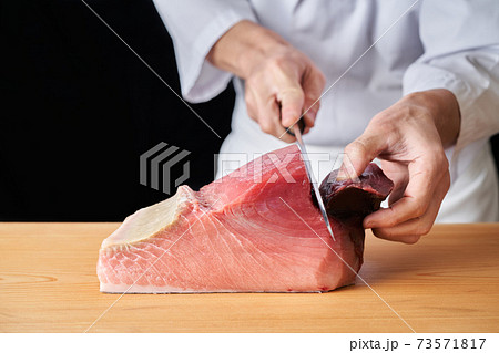 マグロを捌く板前 73571817