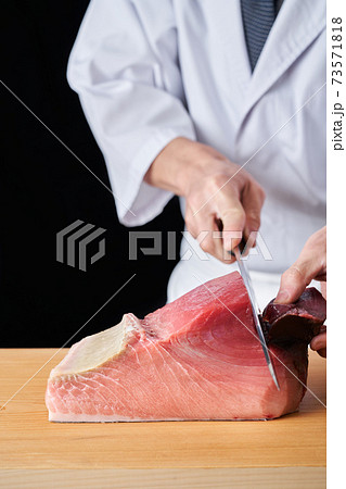マグロを捌く板前 73571818