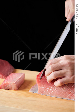 マグロを捌く板前 73571819