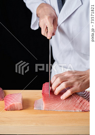 マグロを捌く板前 73571821