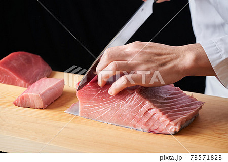 マグロを捌く板前 マグロを捌く板前 73571823