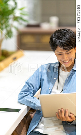 ビジネス 男性 カフェ パソコン ビジネス 男性 カフェ パソコン 73571965