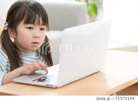 プログラミング学習をする小学生の女の子 プログラミング学習をする小学生の女の子 73573104