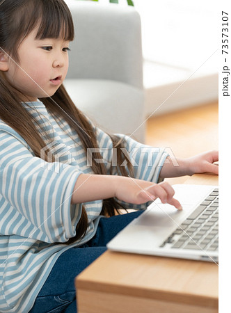 プログラミング学習をする小学生の女の子 73573107