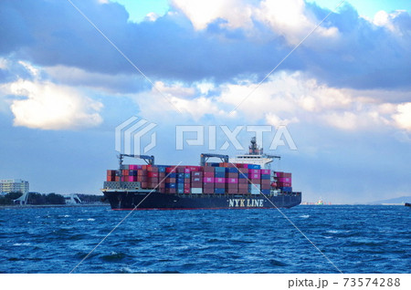 ダイヤモンドポイントから見たコンテナ船の大阪港入港風景 73574288