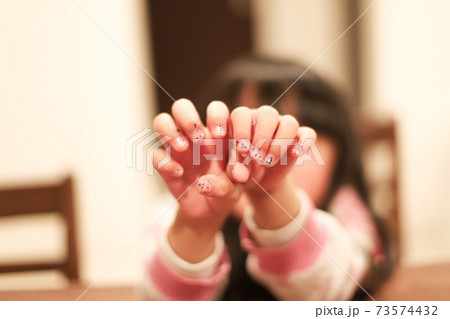 ネイルを見せる女の子の手 73574432