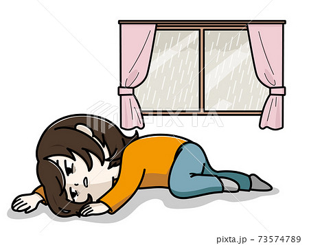 雨天　低気圧でやられている女性 73574789