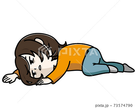 だるくて横になる女性 73574790