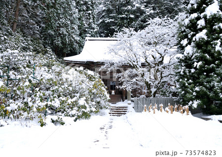 金剛三昧院　本堂の雪景色 73574823