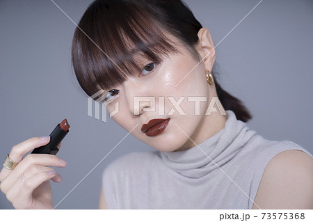 ブラウンリップを塗る女性 ブラウンリップを塗る女性 73575368
