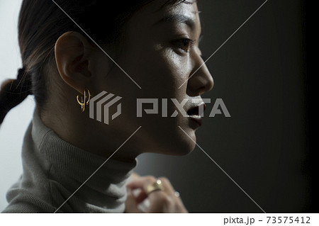 光と影のドラマティックな女性ポートレート 光と影のドラマティックな女性ポートレート 73575412