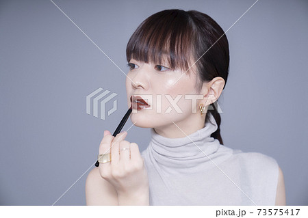 ブラウンリップを塗る女性 ブラウンリップを塗る女性 73575417