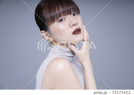 クールメイクの女性ポートレートの写真素材