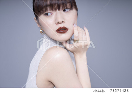 クールメイクの女性ポートレート クールメイクの女性ポートレート 73575428