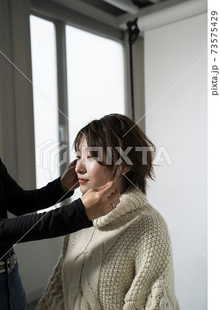 ヘアセットしてもらう女性 ヘアセットしてもらう女性 73575429