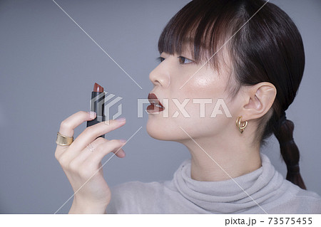 ブラウンリップを塗る女性 ブラウンリップを塗る女性 73575455