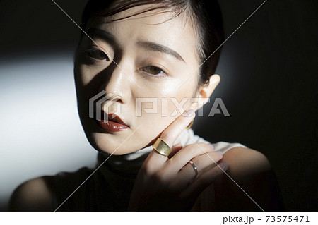 光と影のドラマティックな女性ポートレート 73575471