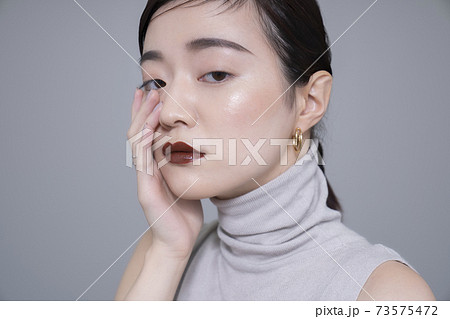 クールメイクの女性ポートレート 73575472