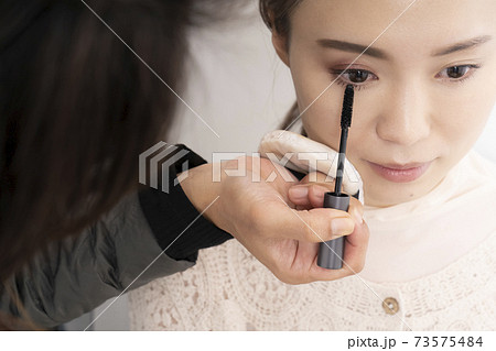 メイクをしてもらう女性 73575484