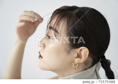 クールメイクの女性ポートレート クールメイクの女性ポートレート 73575488