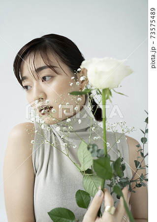 花と女性のポートレート 73575489