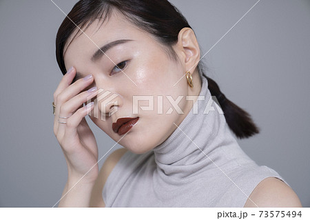 クールメイクの女性ポートレート クールメイクの女性ポートレート 73575494