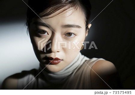 光と影のドラマティックな女性ポートレート 光と影のドラマティックな女性ポートレート 73575495