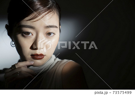 光と影のドラマティックな女性ポートレート 73575499