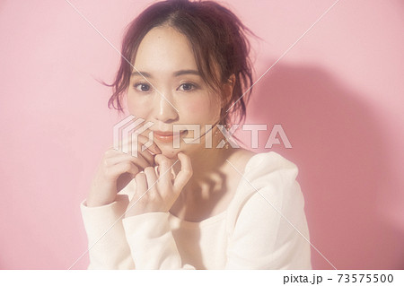 フェミニンな女性のポートレート 73575500