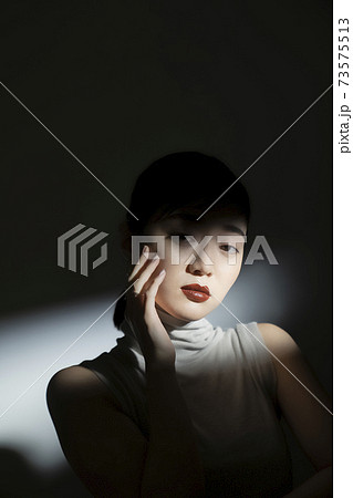 光と影のドラマティックな女性ポートレート 光と影のドラマティックな女性ポートレート 73575513