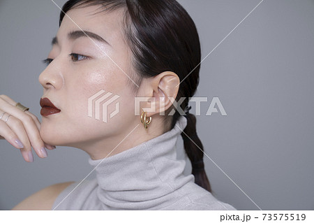 クールメイクの女性ポートレートの写真素材
