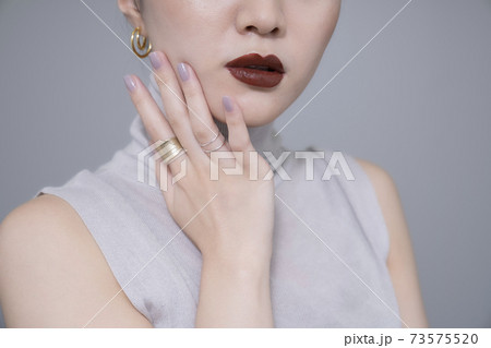 クールメイクの女性ポートレート クールメイクの女性ポートレート 73575520