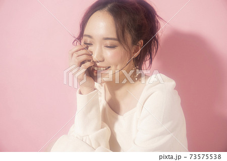 フェミニンな女性のポートレート 73575538